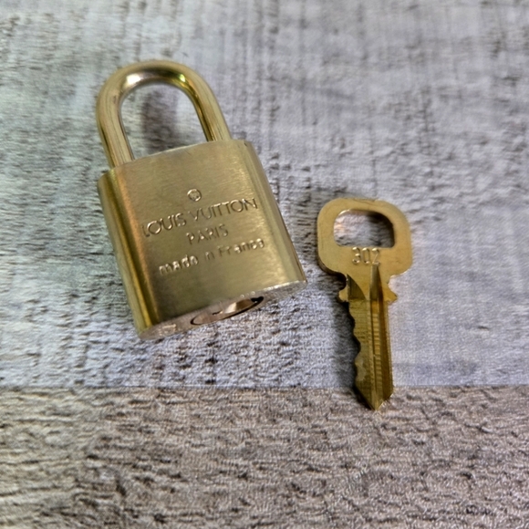 LOUIS VUITTON | Vintage Gold Padlock & Key #302 - Picture 1 of 6